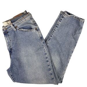 Vintage Levi's Women's Tapered Jeans Size 12 Short Light Relaxed Fit Tapered